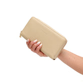 Portafoglio da donna in pelle martellata beige, chiusura laterale con zip, interno in cuoio naturale, prodotto da Pianigiani.